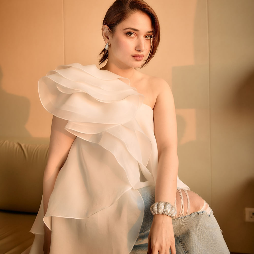 ఆ బ్యూటీ ఎవరో కాదు.. టాలీవుడ్ క్రేజీ హీరోయిన్ తమన్నా భాటియా. ప్రస్తుతం ఓదెల 2 చిత్రంలో నటిస్తుంది. కొన్ని రోజులుగా ఈ మూవీ ప్రమోషనల్లో పాల్గొంటుంది. ఇందులో లేడీ అఘోరి పాత్రలో కనిపించనుంది తమన్నా. 