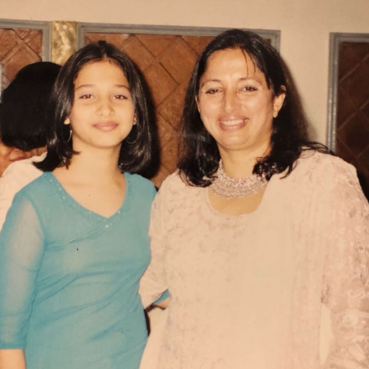 ప్రస్తుతం సోషల్ మీడియాలో ఓ స్టార్ హీరోయిన్ చైల్డ్ హుడ్ ఫోటో తెగ వైరలవుతుంది. పైన ఫోటోలో కనిపిస్తున్న అమ్మాయి ఎవరో గుర్తుపట్టారా.. ?సౌత్ ఇండస్ట్రీలోనే క్రేజీ హీరోయిన్. ఓటీటీ వెబ్ సిరీస్ లో రచ్చ చేస్తుంది. ఇంతకీ ఆమె ఎవరంటే.. 