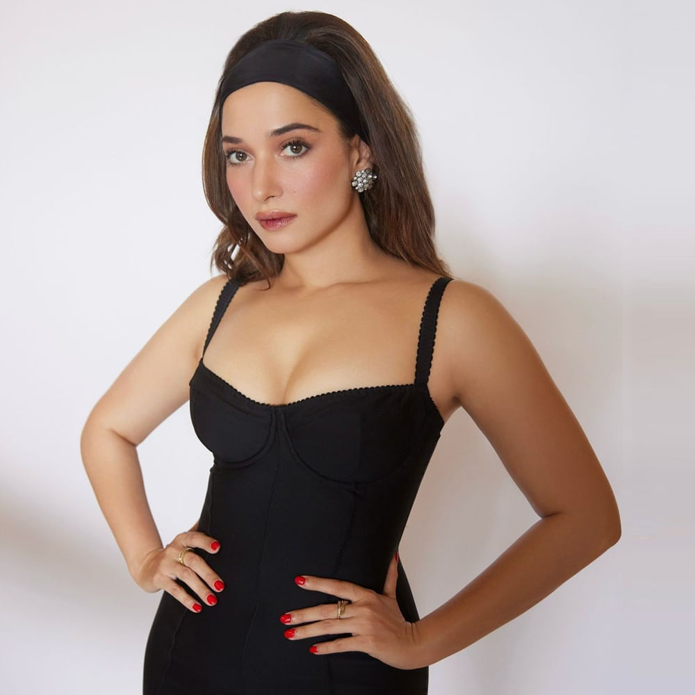 జైలర్‌ సినిమాకు భారీ ఓపెనింగ్స్ తెచ్చిన వాటిలో తమన్నా వా కావాలయ్యా సాంగ్‌ కూడా ఒకటి. అలాగే స్త్రీ2 సక్సెస్‌ని తమన్నా స్పెషల్‌ సాంగ్‌కి కూడా షేర్‌ చేశారు మేకర్స్. అంత క్రేజ్‌ ఉంది కాబట్టే ఇప్పుడు అజయ్‌ దేవ్‌గణ్‌  మూవీలోనూ తమన్నాతో స్పెషల్‌ సాంగ్‌ చేయిస్తున్నారు. రైడ్‌2లో తమన్నా, హనీ సింగ్‌ కలిసి సాంగ్‌ చేస్తారనే టాక్‌ ఇలా స్ప్రెడ్‌ అయిందో లేదో.. అందరూ హిమ్మత్‌వాలాని గుర్తుచేసుకుంటున్నారు.