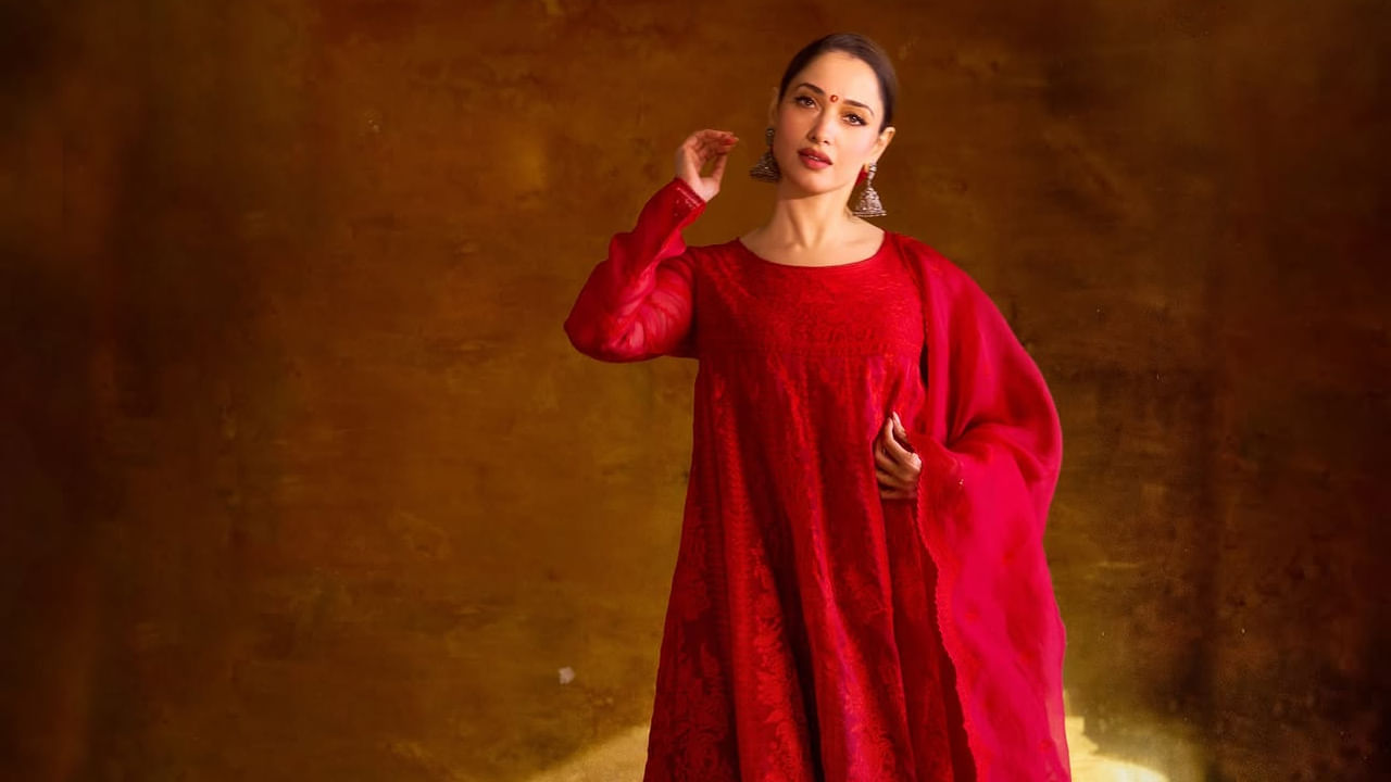 రెడ్ కలర్ అవుట్ ఫిట్ ధరించి, కొప్పున గులాబీ పూలను పెట్టుకొని, నుదిటిపై పెద్ద బొట్టుతో సరికొత్తగా కనిపించింది. ప్రస్తుతం దీనికి సంబంధించిన ఫొటోలు నెట్టింట తెగ వైరల్ అవుతున్నాయి.‎