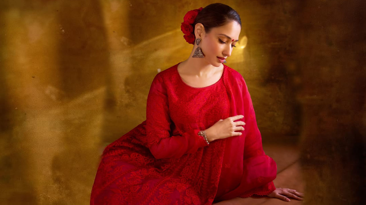 తర్వాత 100% లవ్ సినిమాతో ఓవర్ నైట్ స్టార్ స్టేటస్ అందుకుంది. ఆ తర్వాత వరసగా సినిమాలు చేస్తూ మంచి క్రేజ్ సంపాదించుకోవడమే కాకంఉడా, తన గ్లామర్ తో టాలీవుడ్ నే షేక్ చేసింది ఈ అమ్మడు.