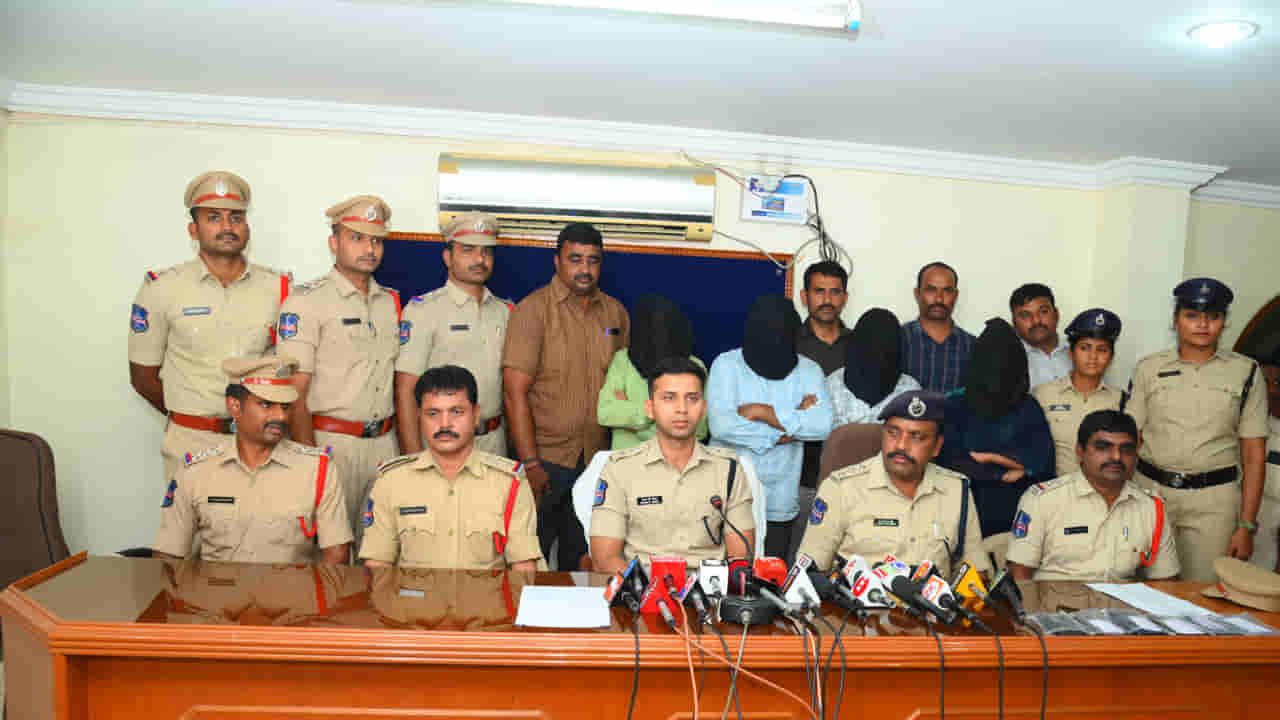 Telangana: కూతురు కోసం ఆ మాజీ పోలీస్ అధికారి ఏం చేశాడంటే...?