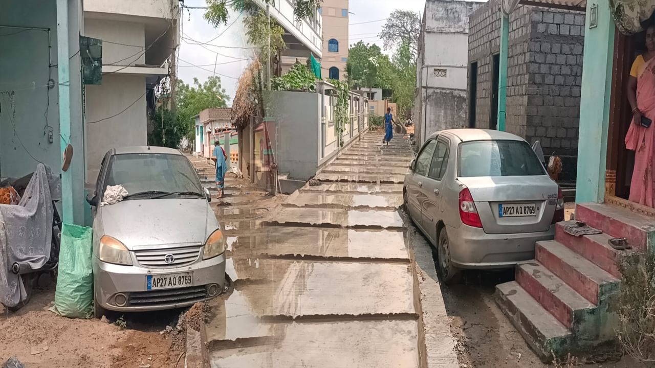 Andhra: ఇదేందయ్యా ఇది.. రోడ్డు ఇలా కూడా వేస్తారా.! అసలు మ్యాటర్ తెలిస్తే ఫ్యూజులౌట్