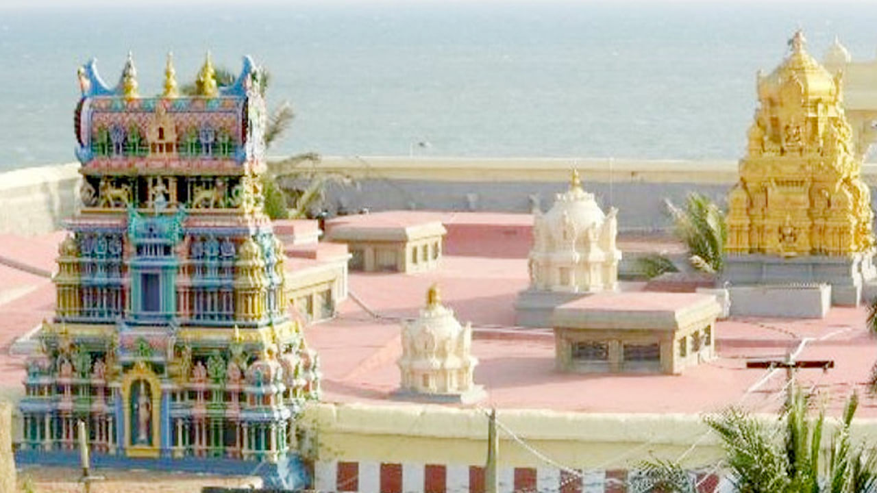 
భగవతి అమ్మన్ ఆలయం, తమిళనాడు : ఈ ఆలయం పార్వతి దేవి స్వరూపమైన భగవతి దేవికి అంకితం చేయబడింది. దీనిని సాంస్కృతిక వారసత్వ ఆలయంగా కూడా పిలుస్తారు. తమిళనాడులోని కన్యాకుమారిలో ఉన్న ఈ ఆలయం సముద్ర తీరంలో నిర్మించబడింది. 3000 సంవత్సరాలకు పైగా చరిత్ర కలిగిన ఈ దేవాలయం. ఇక్కడ ఏడాది పొడవునా భక్తుల రద్దీ నిరంతరం ఉంటుంది. 

అజి