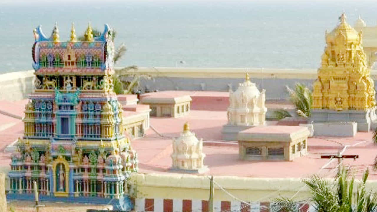 భగవతి అమ్మన్ ఆలయం, తమిళనాడు : ఈ ఆలయం పార్వతి దేవి స్వరూపమైన భగవతి దేవికి అంకితం చేయబడింది. దీనిని సాంస్కృతిక వారసత్వ ఆలయంగా కూడా పిలుస్తారు. తమిళనాడులోని కన్యాకుమారిలో ఉన్న ఈ ఆలయం సముద్ర తీరంలో నిర్మించబడింది. 3000 సంవత్సరాలకు పైగా చరిత్ర కలిగిన ఈ దేవాలయం. ఇక్కడ ఏడాది పొడవునా భక్తుల రద్దీ నిరంతరం ఉంటుంది.
అజి