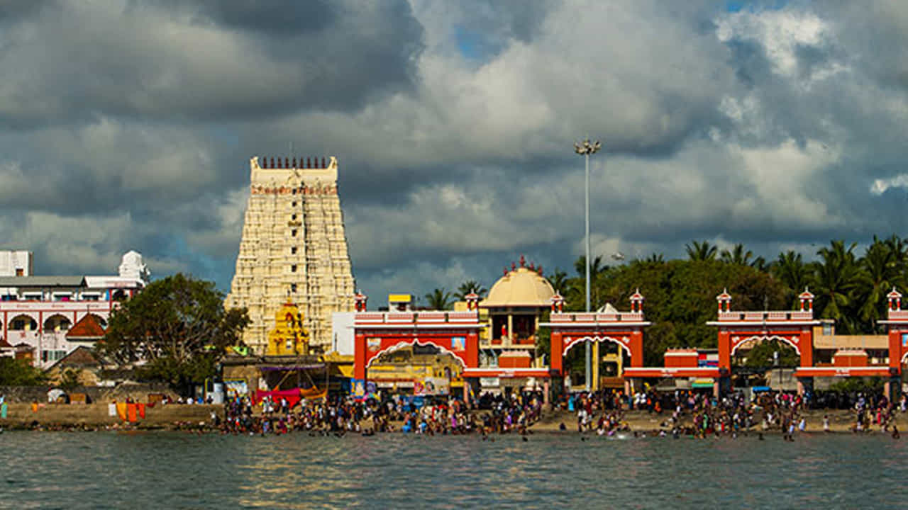 రామనాథస్వామి ఆలయం, తమిళనాడు : దక్షిణ భారతదేశంలో ప్రసిద్ధి చెందిన ఆలయాల్లో ఈ ఆలయం ఒకటి. ఇది రామేశ్వరం ద్వీపంలో ఉన్న ప్రసిద్ధ హిందూ శైవ క్షేత్రం. ఈ ఆలయం సముద్రంతో చుట్టుముట్టబడి ఉంది. ఇక్కడ స్వామివారి దర్శనం కోసం వెళ్ళేవారు ఖచ్చితంగా అక్కడ ఉన్న అగ్ని తీర్థంలో స్నానం చేస్తారు.