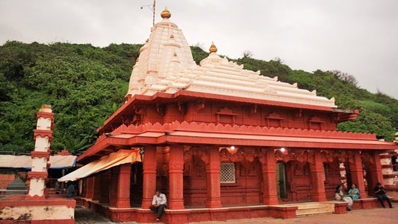 గణపతిపులే ఆలయం మహారాష్ట్ర: మహారాష్ట్రలో చాలా ప్రసిద్ధ చెందిన గణపతి ఆలయాలు ఉన్నాయి. అందులో ఒకటి రత్నగిరికి సమీపంలో ఉన్న గణపతిపులే ఆలయం ప్రసిద్ధిగాంచింది. ఇది తీరప్రాంతంలో ఉంది. ఈ ఆలయానికి తప్పనిసరిగా వెళ్లడమే కాదు.. గణపతిపులేలో ఎన్నో సాహసోపేత కార్యకలాపాలను చేయవచ్చు. 
