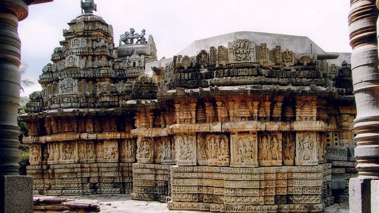 
మహాబలేశ్వర్ ఆలయం, మహారాష్ట్ర : మహారాష్ట్రలోని శివుడికి అంకితం చేయబడిన మహాబలేశ్వర్ ఆలయం దేశంలోని అత్యంత ప్రసిద్ధ ఆలయాలలో ఒకటి. ఇది మహారాష్ట్రలోని సతారా జిల్లాలో ఉంది. ఇక్కడ భక్తులు, పర్యాటకుల రద్దీతో సందడిగా ఉంటుంది.   