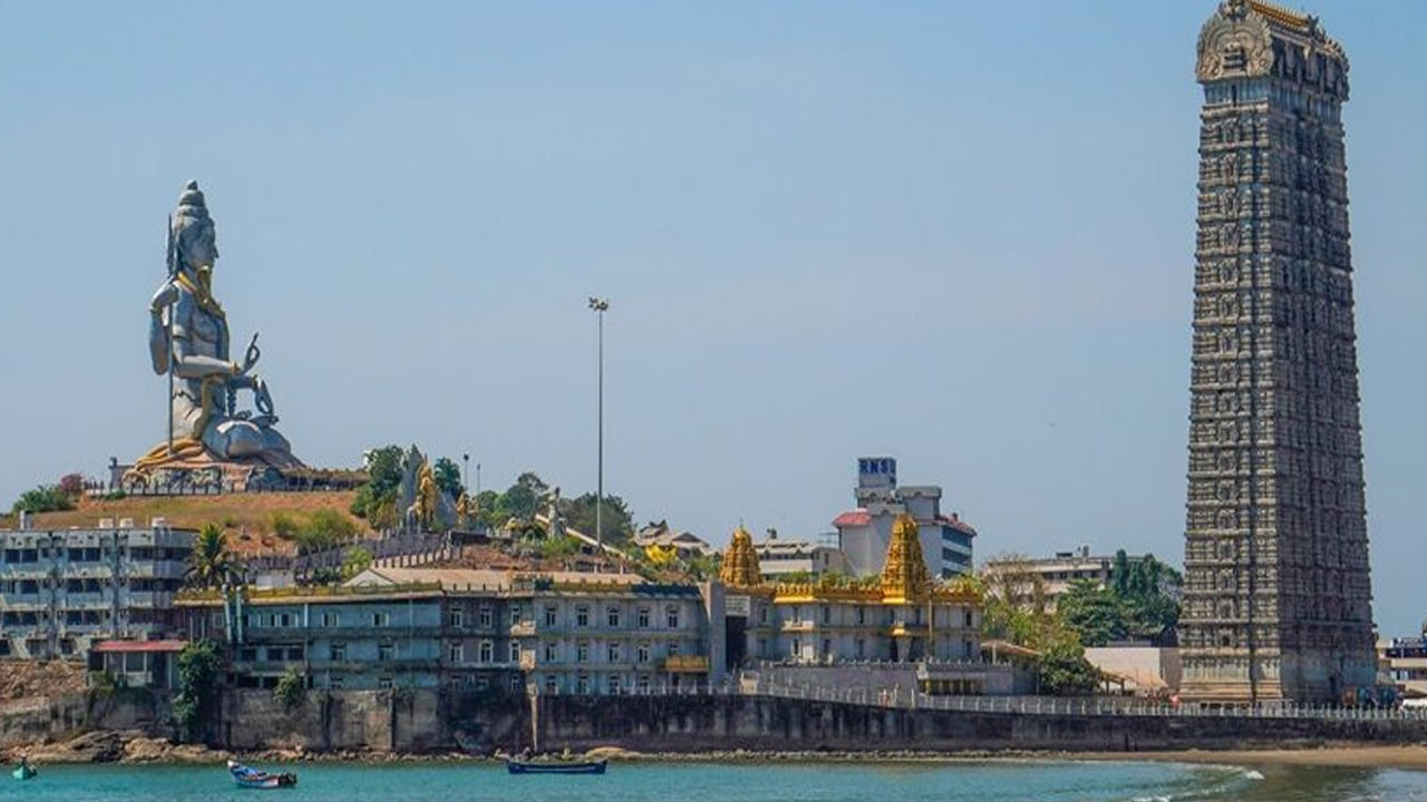 మురుడేశ్వర ఆలయం కర్ణాటక : భారతదేశంలోని సముద్ర తీరంలో ఉన్న ప్రసిద్ధ ఆలయాలలో ఒకటి మురుడేశ్వర ఆలయం. ఈ ఆలయం వెలుపల అరేబియా సముద్రానికి ఎదురుగా దాదాపు 123 అడుగుల (సుమారు 20 అంతస్తులు) భారీ శివుని విగ్రహం ఉంది. ఇక్కడ అద్భుతమైన అందాలను చూడటానికి ప్రపంచం నలుమూలల నుంచి చాలా మంది పర్యాటకులు ఈ ఆలయాన్ని సందర్శిస్తారు. అంతేకాదు మురుడేశ్వర్ బీచ్ దక్షిణ భారతదేశంలో అత్యంత ప్రసిద్ధిచెందింది. 