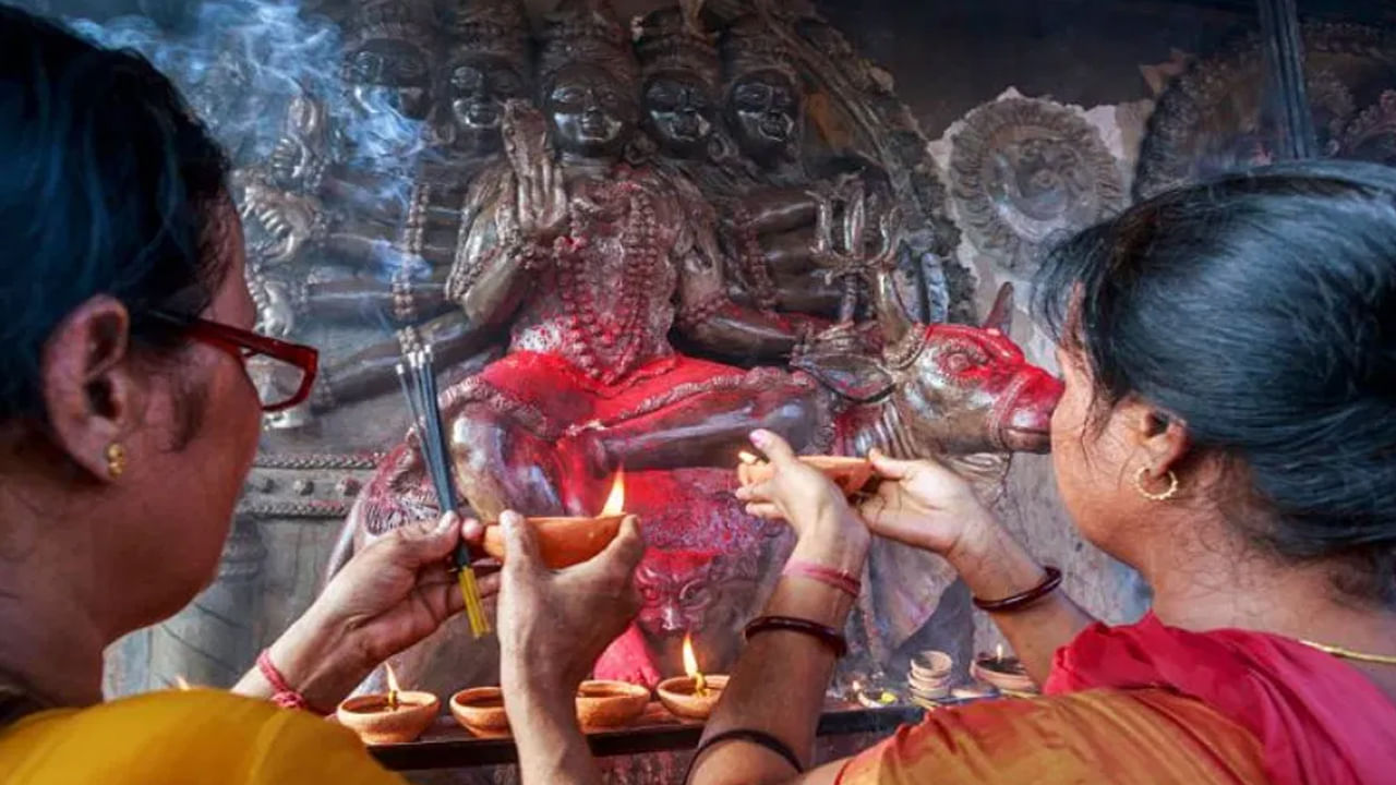 కామాఖ్య ఆలయం, అస్సాం: భారతదేశంలోని ప్రసిద్ధ శక్తి పీఠాలలో ఒకటి. కామాఖ్య దేవాలయం అస్సాంలోని గౌహతిలో నీలాచల్ కొండపై ఉంది. ఈ ఆలయంలో కామాఖ్య దేవి కి ప్రతి సంవత్సరం అంబుబాచి మేళాను నిర్వహిస్తారు. ఈ సమయమలో ఆలయం మూడు రోజులు మూసివేయబడుతుంది. ఆ కాలంలో పురుషులను ప్రవేశించడానికి అనుమతి లేదు.
