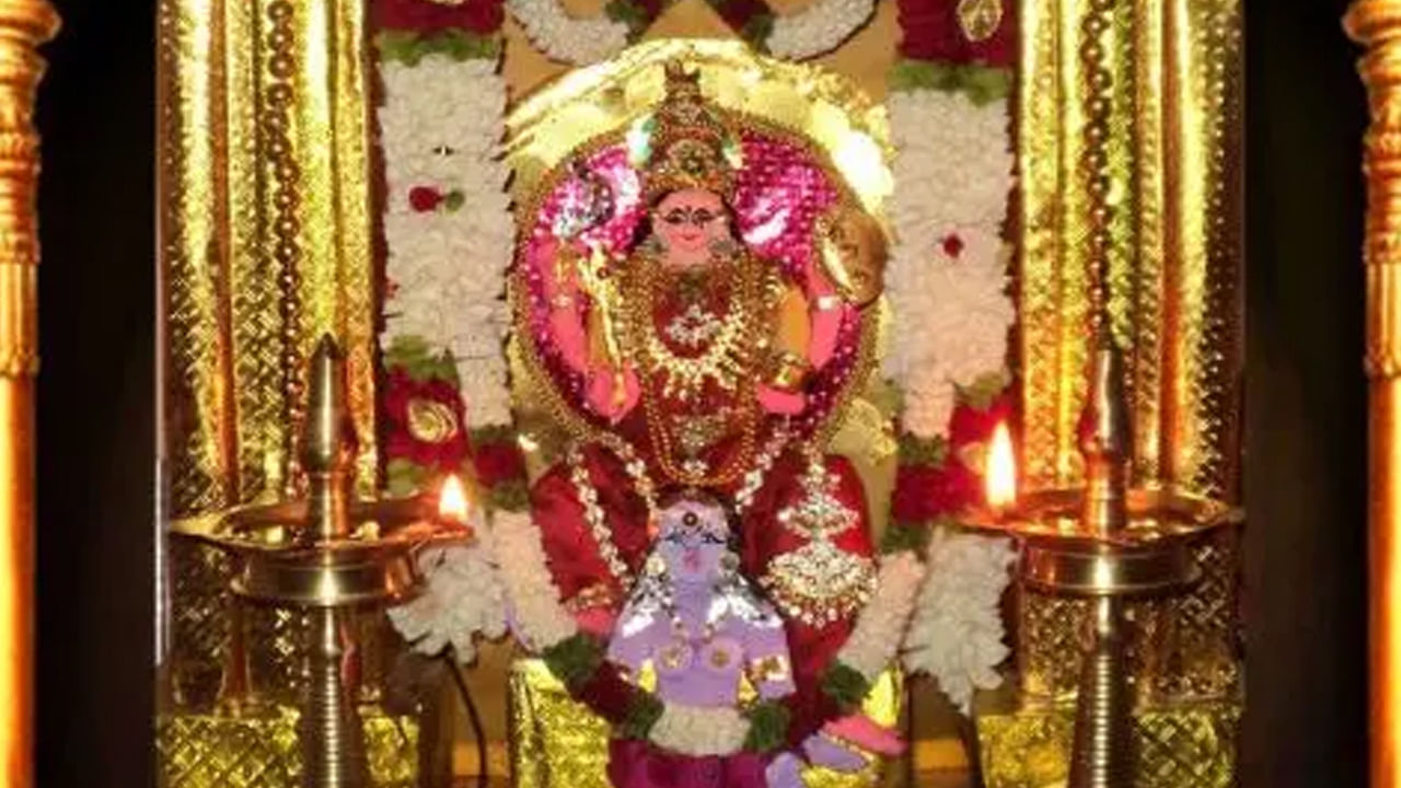 అట్టుకల్ భగవతి ఆలయం, కేరళ: అట్టుకల్ భగవతి ఆలయాన్ని మహిళల శబరిమల అని కూడా అంటారు. అట్టుకల్ పొంగళ పండుగ సందర్భంగా, లక్షలాది మంది మహిళలు ఆలయాన్ని సందర్శిస్తారు. ప్రపంచవ్యాప్తంగా మహిళలు భారీ  సంఖ్యలో చేరుకునే అతిపెద్ద వార్షిక వేడుకగా ఈ ప్రదేశం గిన్నిస్ వరల్డ్ రికార్డ్‌కి ఎక్కింది. అట్టుకల్ పొంగళ పండుగ సమయంలో, పురుషులను ఆలయ ప్రాంగణంలోకి అనుమతించరు.