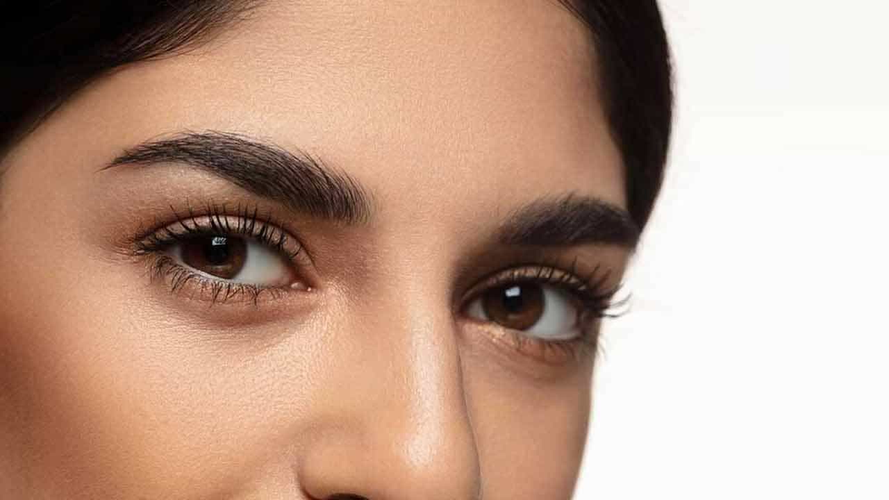 ఒక టేబుల్ స్పూన్ మెంతులను నైట్ నీటిలో నానబెట్టి, ఉదయం పేస్ట్‌లా గ్రైండ్ చేసి మీ కనుబొమ్మలకు అప్లై చేయ్యండి. ఇలా చేస్తే మీ హైబ్రోస్ చాలా ఒత్తుగా పెరుగుతాయి. ఈ టిప్స్‌ అన్ని కూడ ఆప్రతిరోజూ రాత్రి పడుకునే ముందు కనుబొమ్మలకు నూనె రాసి ఉదయం కడిగేసుకోవాలి. . ఇలా చేస్తూ ఉంటేనే మంచి ఫలితాలు చూడవచ్చు. ఇలా చేస్తే మీ హైబ్రోస్ చాలా ఒత్తుగా పెరుగుతాయి.