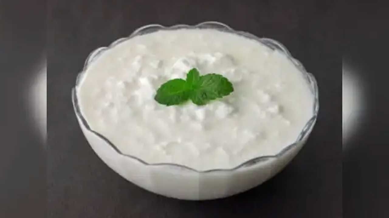 పెరుగు అంటే చాలా మందికి ఇష్టం ఉంటుంది.దీని రుచి కూడ చాలా బాగుంటుంది. కానీ ఇది రుచే కాకుండా థైరాయిడ్ సమస్య నుంచి కూడా ఉపశమనం కలిగిస్తుందంట. ఇందులోని జింక్, అయోడిన్ థైరాయిడ్ హార్మోన్ పనితీరును మెరుగు పరుస్తుందంట. అందువలన తప్పకుండ రోజులో ఒకసారి పెరుగు తినాలంట.