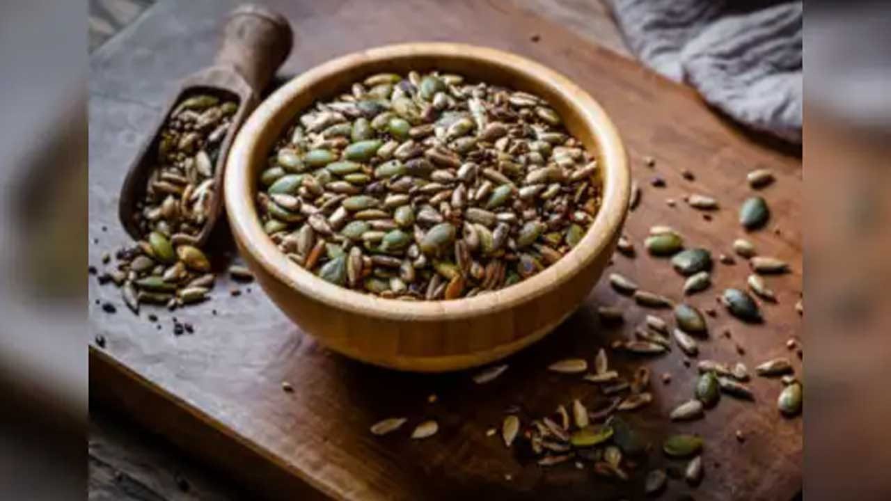 గుమ్మడి గింజలు శరీరానికి చాలా మంచిది. ఇవి థైరాయిడ్ సమస్యతో బాధపడేవారు తీసుకోవడం తప్పనిసరి. ఎందుకంటే, ఇందులో ఉండే జింక్, థైరాయిడ్ హార్మోన్లు ఉత్పత్తి చేయడానికి, అలాగే రోగనిరోధక శక్తి పెంచడానికి సహాయపడుతాయంట.