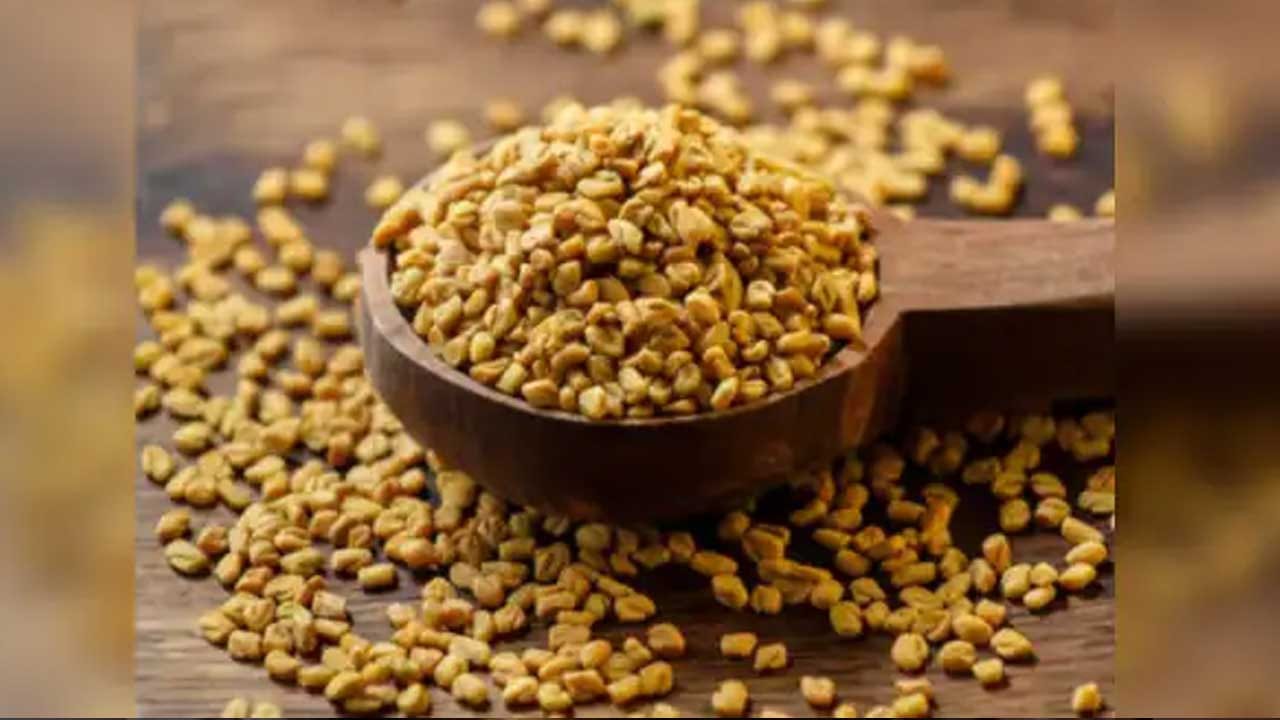 మెంతులు సాధారణంగా వంటగదిలో ఉపయోగించేవి. కానీ ఇవి మీ థైరాయిడ్ గ్రంథికి చాలా ఉపయోగపడుతుంది. అవి హార్మోన్లను సమతుల్యం చేయడంలో, థైరాయిడ్ పనితీరుకు మద్దతు ఇవ్వడంలో సహాయపడతాయి. వాటిని రాత్రంతా నానబెట్టడం తీసుకోవడం వలన జీర్ణక్రియ సాఫీగా సాగేలా చేస్తాయి.