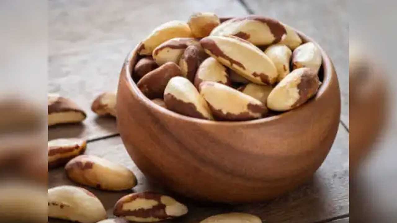 బ్రెజిల్ గింజలు సెలీనియం యొక్క గొప్ప మూలం, ఇది మీ థైరాయిడ్ హార్మోన్లను తయారు చేయడానికి అవసరమైన ఖనిజం. రోజుకు ఒకటి లేదా రెండు బ్రెజిల్ గింజలు మీ థైరాయిడ్ సరిగ్గా పనిచేయడానికి సహాయపడతాయి. మీరు వాటిని స్నాక్గా తినవచ్చు లేదా క్రంచీ, రుచిని పెంచడానికి ఓట్ మీల్ లేదా పెరుగుతో కలిపి చూర్ణం చేయవచ్చు.