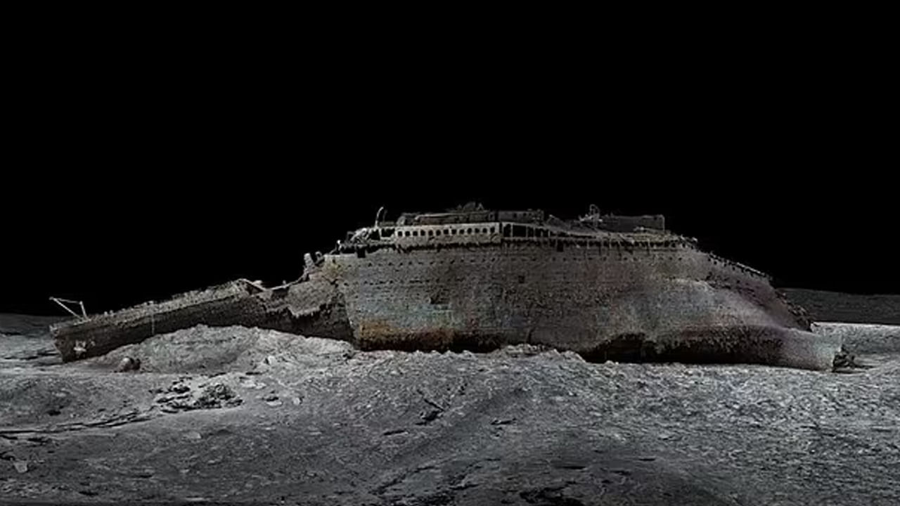 అట్లాంటిక్ మహాసముద్రంలో మంచుకొండను ఢీకొని టైటానిక్ షిప్‌ మునిగిపోయిన విషయం తెలిసిందే. ఈ ఘటన జరిగి 100 ఏళ్లకు పైగానే అవుతోంది. అయితే.. సముద్రపు అడుగున ఇప్పుడు ఆ నౌక ఎలా ఉంది అనే విషయాలను తెలుపుతూ.. డీప్-సీ మ్యాపింగ్ కంపెనీ మాగెల్లాన్ లిమిటెడ్ నిపుణులు సముద్ర ఉపరితలం నుండి దాదాపు 12,500 అడుగుల దిగువన శిథిలమైన టైటానిక్‌ షిప్‌ ఫొటోలను తీసి, విడుదల చేశారు. (Images Credit: Magellan Deep Sea Mapping)