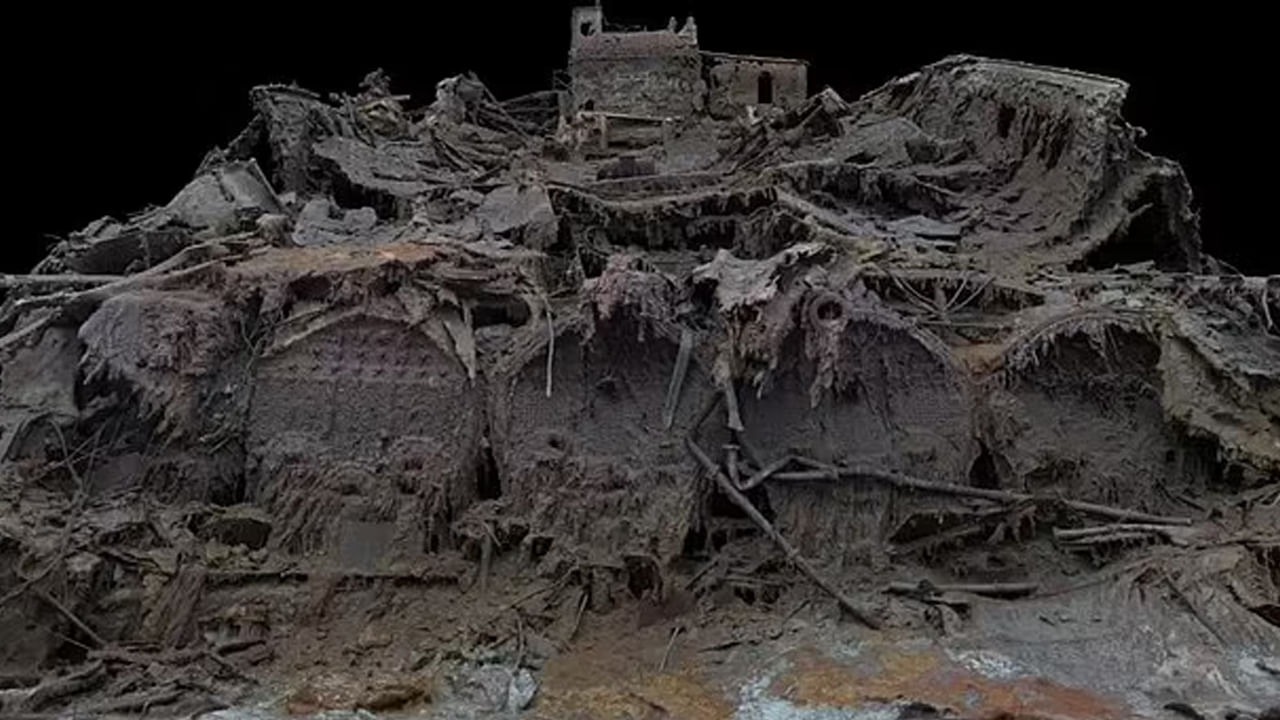 RMS టైటానిక్ ఏప్రిల్ 10, 1912న సౌతాంప్టన్ నుండి తన ప్రయాణం మొదలుపెట్టింది. ఆ తర్వాత మంచు కొండను ఢీ కొట్టి రెండు ముక్కలై.. సముద్రంలో మునిగిపోయింది.  ఇప్పుడు దాని  అవశేషాలు కెనడాలోని న్యూఫౌండ్‌ల్యాండ్ తీరానికి 350 నాటికల్ మైళ్ల దూరంలో సముద్రపు అడుగుభాగంలో ఉన్నాయి.