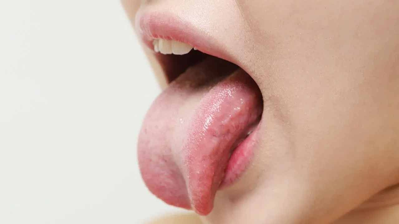 Tongue Cleaning: మీ నాలుక శుభ్రం చేయకుంటే ఏం జరుగుతుందో తెలుసా? ఈ చిన్న పొరబాటు యమ డేంజర్..
