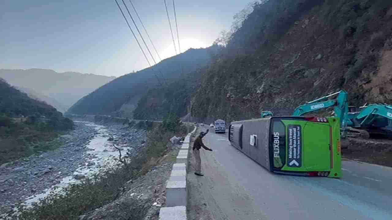 Watch: కసోల్ వెళ్తున్న టూరిస్ట్ బస్సు బోల్తా.. 31 మందికి గాయాలు.. ఆ దృశ్యాలు ఎలా ఉన్నాయంటే..