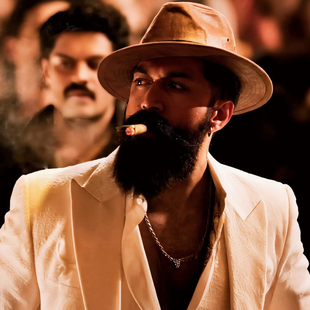 స్టోరీ డిస్కషన్స్ లోనూ, లొకేషన్ల వేటలోనూ రాజీపడని మనస్తత్వం, అనుకున్న కాస్టింగ్‌లో మార్పులు చేర్పులు ఉండటం... మార్క్ చేసుకున్న డేట్‌కి షూట్‌ కంప్లీట్‌ కాకపోవడం.. ఇలా సమ్మర్‌ నుంచి టాక్సిక్‌ వాయిదాపడటానికి కారణాలు ఎన్నెన్నో.  