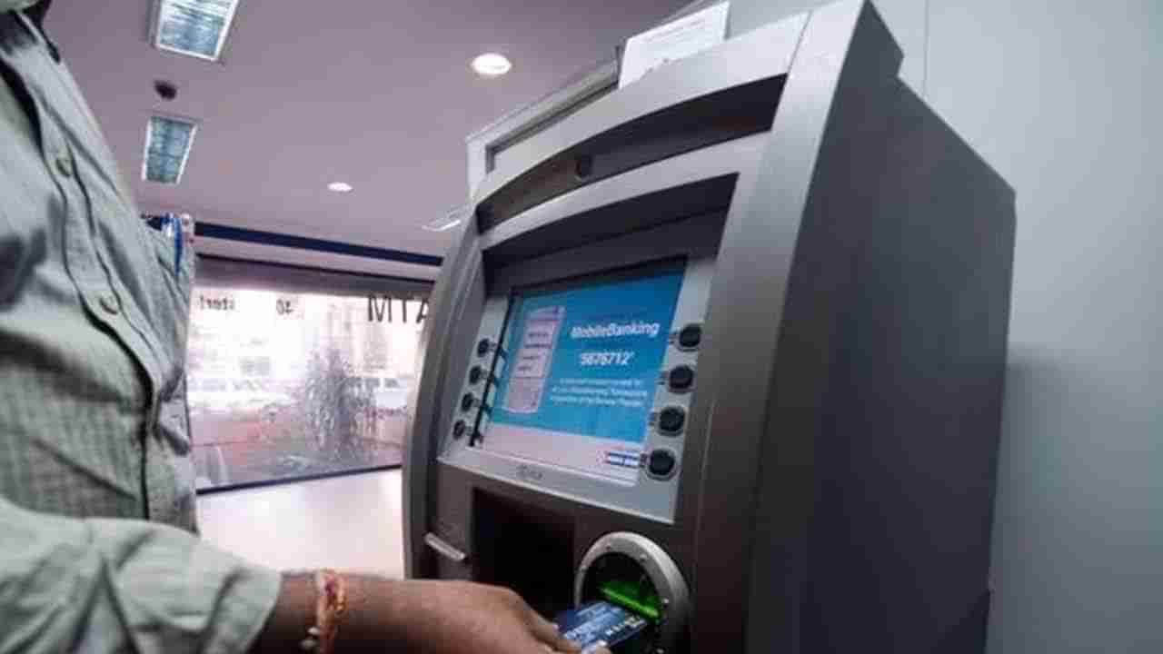 రైలు ప్రయాణీకులకు అదిరిపోయే న్యూస్.. ఇకపై రైళ్లలోనే డబ్బులు డ్రా.. ఎలాగంటే..