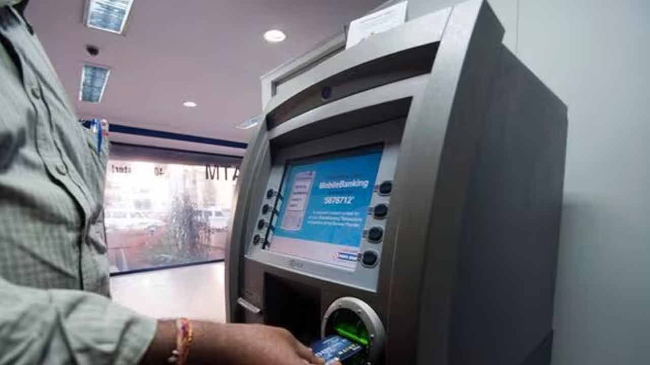 రైలు ప్రయాణీకులకు అదిరిపోయే న్యూస్.. ఇకపై రైళ్లలోనే డబ్బులు డ్రా.. ఎలాగంటే..