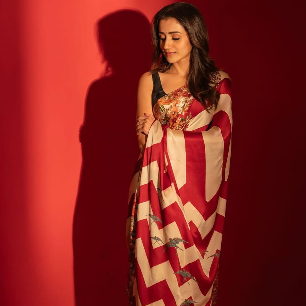 తాజాగా త్రిష తన ఇన్ స్టాలో షేర్ చేసిన ఫోటోస్ ఆకట్టుకుంటున్నాయి. రెడ్ అండ్ క్రీమ్ కలర్ శారీలో సింపుల్ మేకప్ లుక్‏తో మెస్మరైజ్ చేస్తుంది. 41 ఏళ్ల వయసులోనూ కుర్ర హీరోయిన్ లా కనిపిస్తూ అభిమానులను ఆశ్చర్యపరుస్తుంది. 