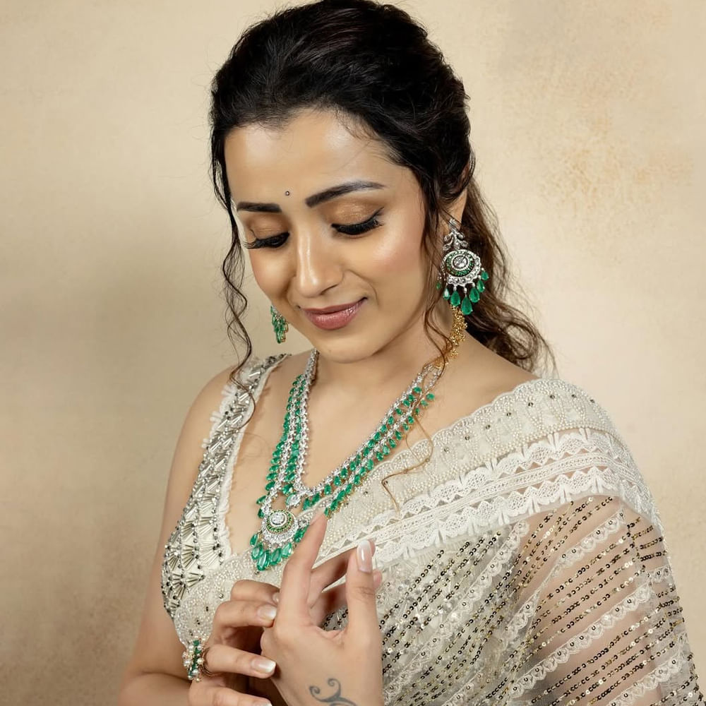 ప్రస్తుతం త్రిష వయసు 41 సంవత్సరాలు. గత రెండు దశాబ్దాలుగా సినీరంగంలో చురుగ్గా ఉంటుంది. ఇప్పుడు సెకండ్ ఇన్నింగ్స్ లోనూ వరుస సినిమాలు, వెబ్ సిరీస్ లతో దూసుకుపోతుంది. చెక్కు చెదరని అందంతో కట్టిపడేస్తుంది. 