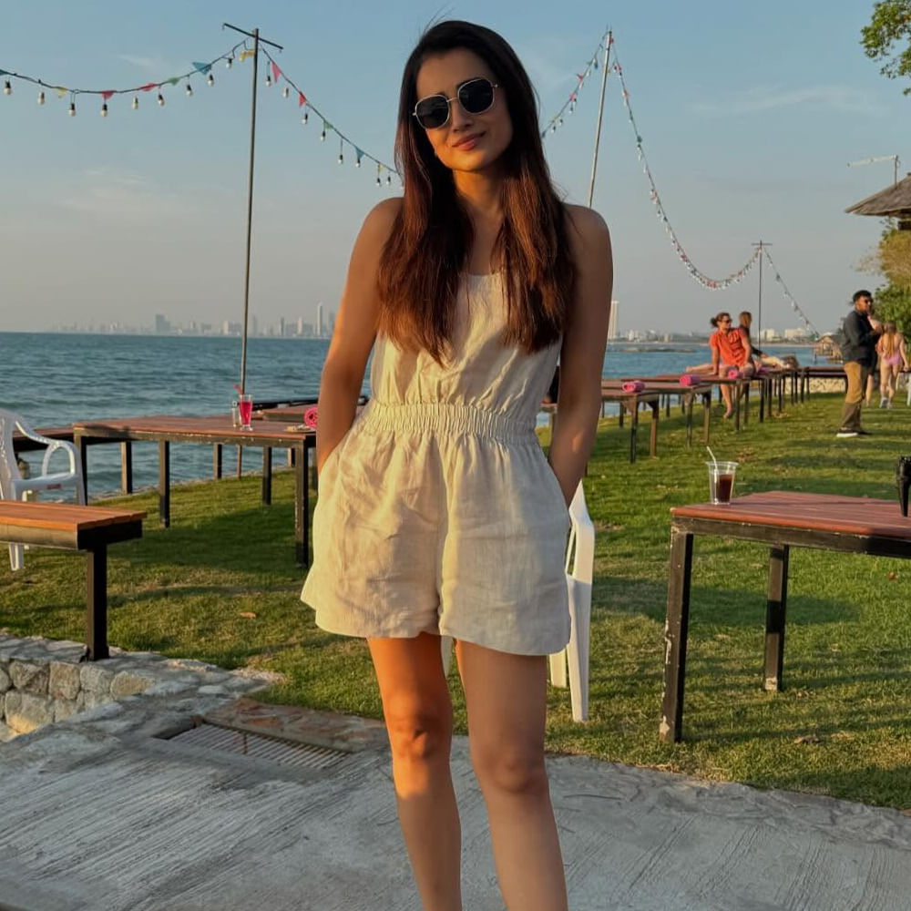 ప్రస్తుతం హీరోయిన్ త్రిష చిన్ననాటి ఫోటో సోషల్ మీడియాలో తెగ వైరలవుతుంది. 1999లో చిన్న పాత్రతో సినీరంగంలోకి అడుగుపెట్టింది. ఆ తర్వాత మరో రెండేళ్లకే 2002లో కథానాయికగా ఇండస్ట్రీలోకి అరంగేట్రం చేసింది. గత 22 ఏళ్లుగా దూసుకుపోతుంది. 