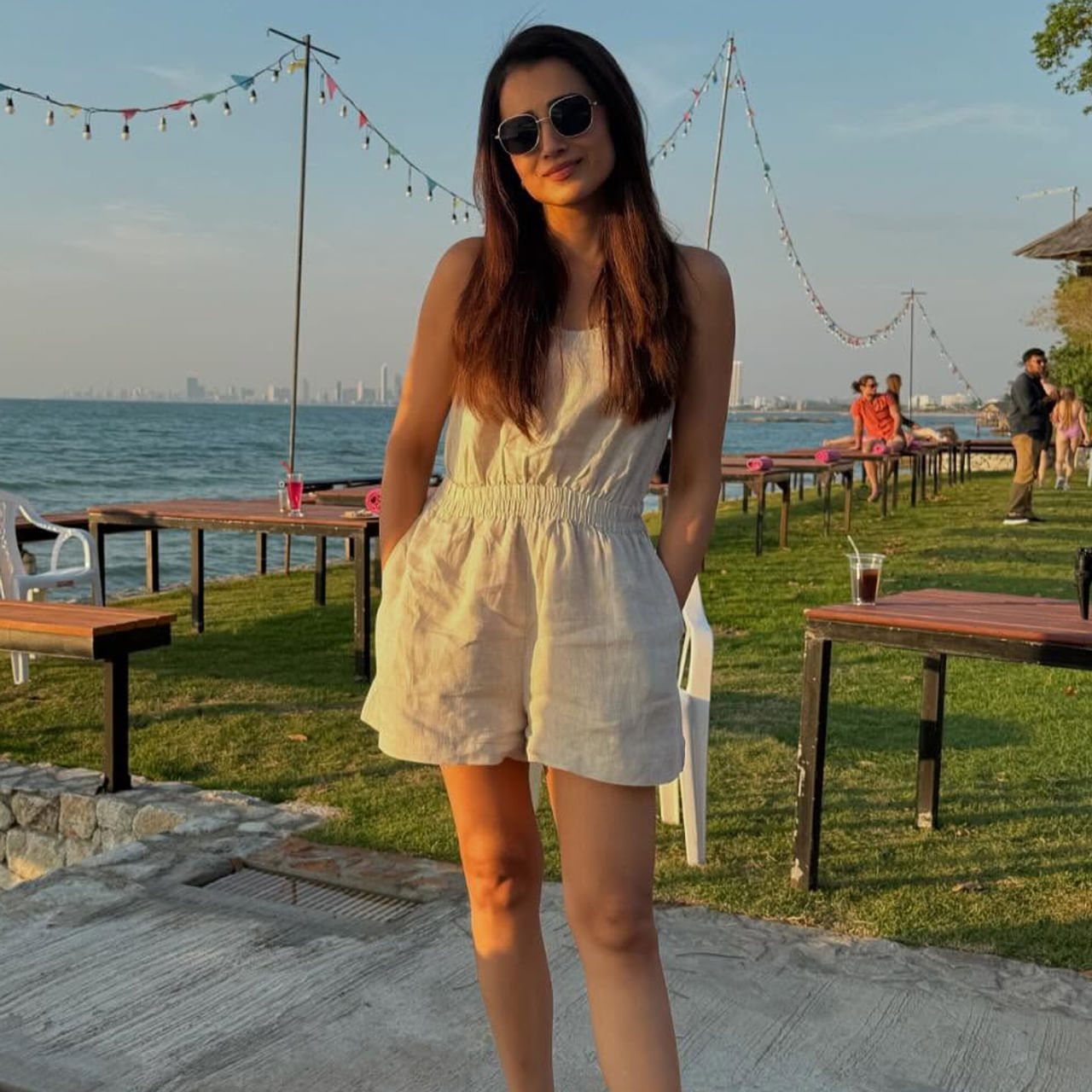 ప్రస్తుతం హీరోయిన్ త్రిష చిన్ననాటి ఫోటో సోషల్ మీడియాలో తెగ వైరలవుతుంది. 1999లో చిన్న పాత్రతో సినీరంగంలోకి అడుగుపెట్టింది. ఆ తర్వాత మరో రెండేళ్లకే 2002లో కథానాయికగా ఇండస్ట్రీలోకి అరంగేట్రం చేసింది. గత 22 ఏళ్లుగా దూసుకుపోతుంది. 