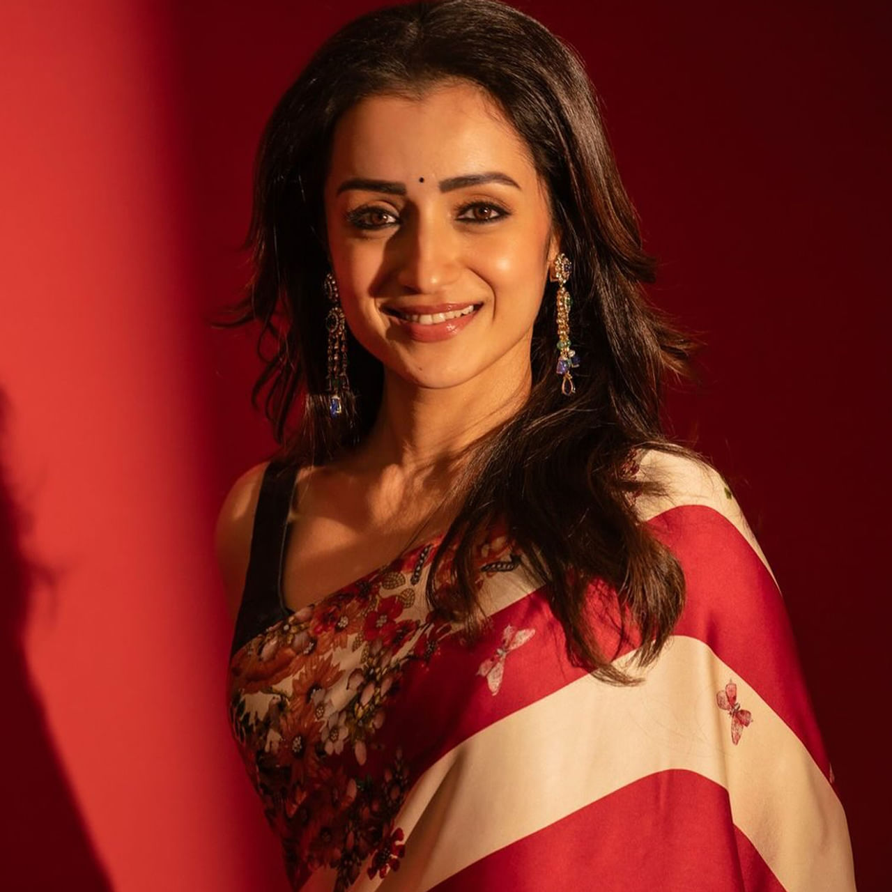 ఇటీవలే గుడ్ బ్యాడ్ అగ్లీ చిత్రంతో సూపర్ హిట్ అందుకుంది హీరోయిన్ త్రిష. కోలీవుడ్ స్టార్ హీరో అజిత్ నటించిన ఈ మూవీ బాక్సాఫీస్ వద్ద భారీ వసూళ్లు రాబట్టింది. ఇందులో మరోసారి అందం, అభినయంతో కట్టిపడేసింది త్రిష. 