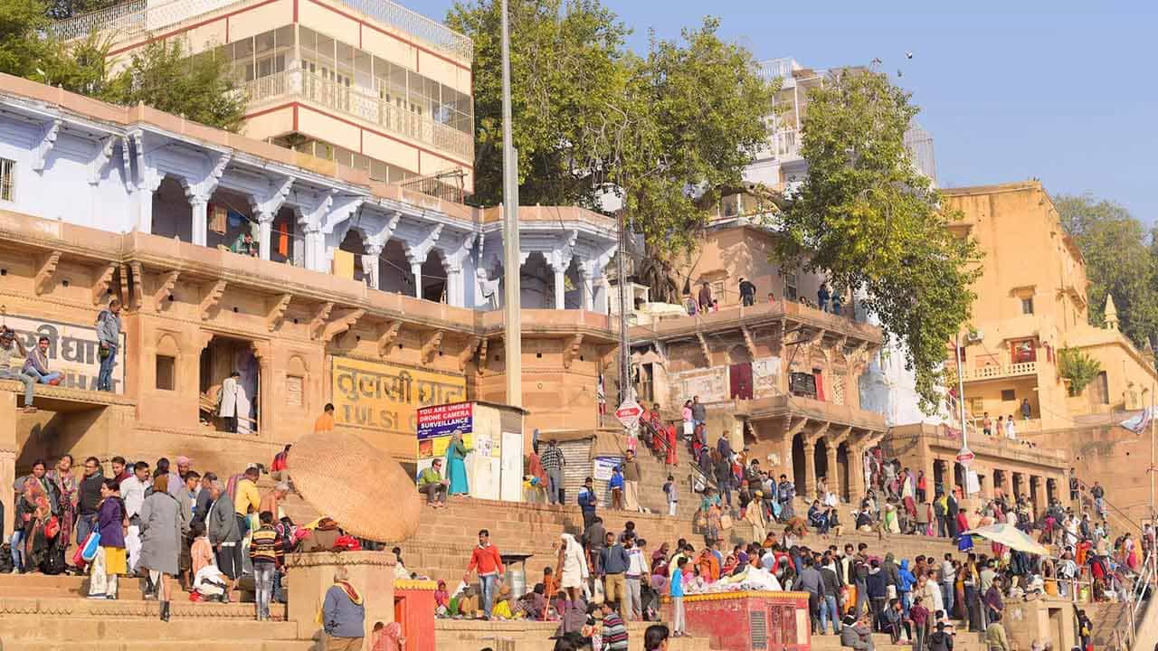 తులసి ఘాట్ - Tulsi Ghat
తులసి ఘాట్‌కి రామచరితమానస్‌ను రచించిన కవి తులసీదాస్ పేరు మీద ఈ ఘాట్ ఉంది. ఇది పాలరాతితో నిర్మితమైన ఆధునిక మందిరం. రామాయణాన్ని తులసీదాస్‌ ఇక్కడే రచించాడని అంటారు. ఇది 1964లో తెల్లని పాలరాతితో నిర్మించారు. రామచరిత్మానస్ శ్లోకాలు, దృశ్యాలు ఆలయ గోడలపై చెక్కారు. ఇది అత్యంత ఆకర్షణీయంగా కనిపిస్తుంది.