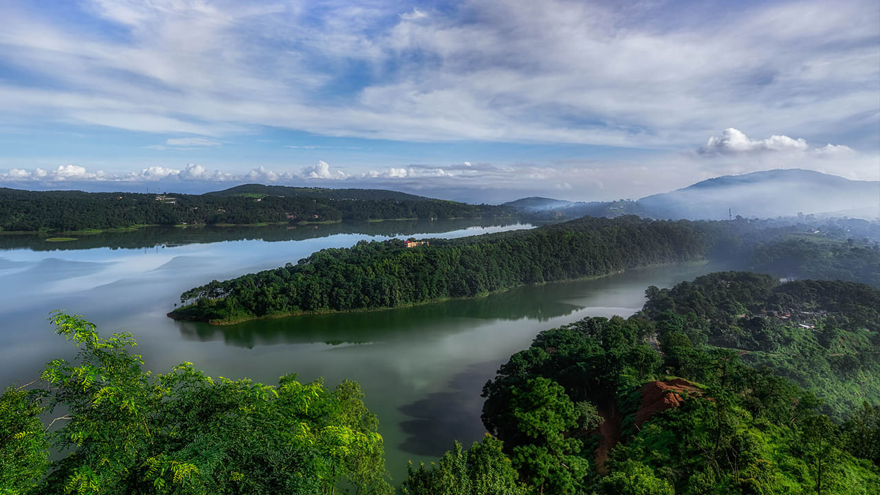 ఉమియం సరస్సు షిల్లాంగ్ ప్రయాణంలో ఒక ముఖ్యమైన స్టాప్‌ఓవర్‌గా నిలుస్తుంది. గౌహతి సమీపంలో సృష్టించబడిన కృత్రిమ జలాశయం ఇది. 15 కిలోమీటర్ల దూరంలో పచ్చని వృక్షసంపదతో కప్పబడిన సుందరమైన కొండల మధ్య ఉంది. ఇక్కడ పిక్నిక్‌లతో పాటు బోటింగ్, కయాకింగ్ ప్రసిద్ధి. వేడి వేసవి రోజుల్లో విశ్రాంతి తీసుకోవడానికి ఈ ప్రదేశం మంచి ఎంపిక.
