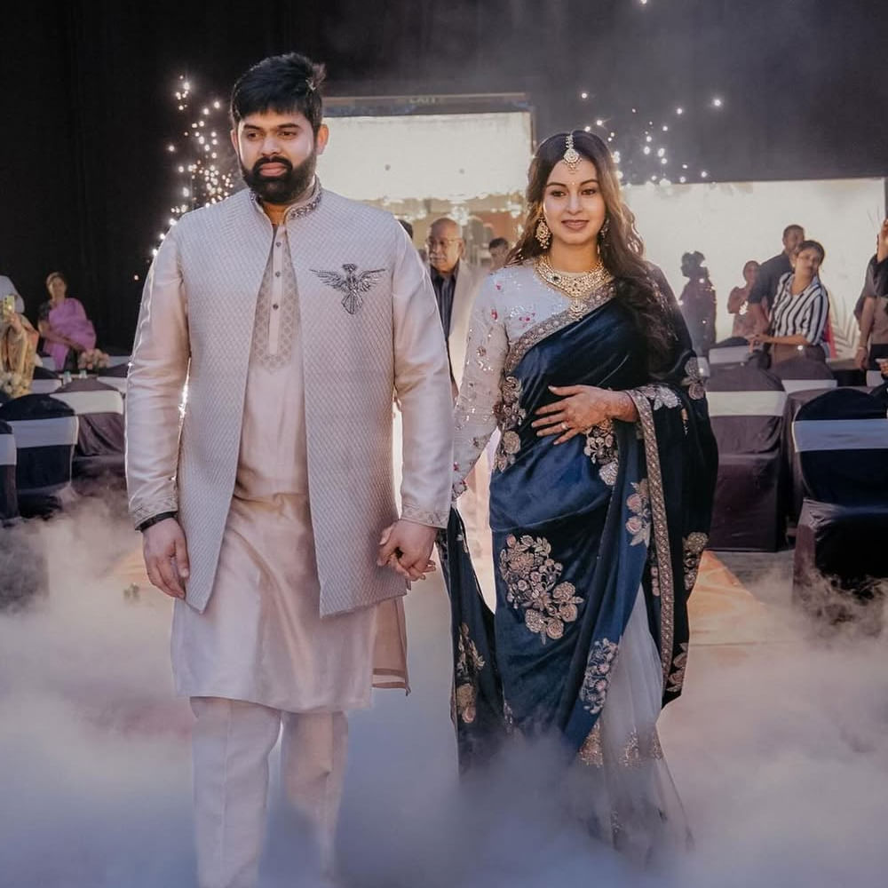 ఈ కార్యక్రమానికి బంధుమిత్రులు, సన్నిహితులు హాజరై వధూవరులను ఆశీర్వదించారు. అభినయ, కార్తీక్ చిన్నప్పటి నుంచి మంచి స్నేహితులు. ఆ స్నేహం ప్రేమగా మారిందని.. గత కొన్నేళ్లుగా ప్రేమించుకుంటున్న వీరు పెద్దల సమక్షంలో పెళ్లి చేసుకున్నారు. 