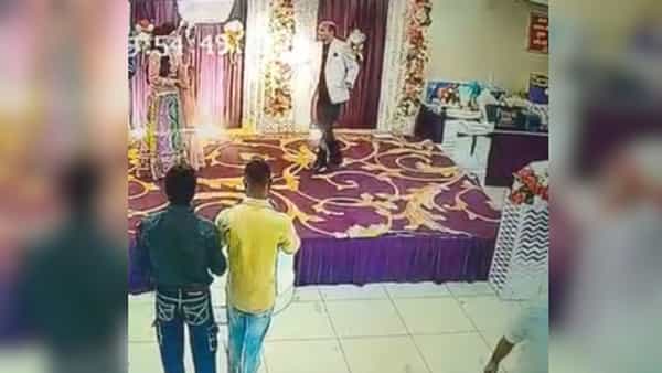 వివాహ రజతోత్సవంలో విషాదం.. వేదికపై భార్యతో కలిసి డాన్స్ చేస్తుండగా కుప్పకూలిన భర్త..!