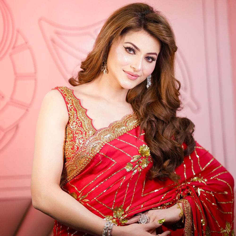 గతేడాది స్త్రీ 2.. తాజాగా రైడ్ 2లో ఈ భామ చేసిన సాంగ్స్‌కు అదిరిపోయే రెస్పాన్స్ వచ్చింది. అయితే ఈ మధ్య తమన్నాను టార్గెట్ చేస్తూ ఓ పోస్ట్ చేసారు హాట్ బ్యూటీ ఊర్వశి రౌతెలా. రైడ్ 2లో తమన్నా చేసిన నషా పాట కంటే.. జాట్‌లో తాను చేసిన సారీ బోల్ పాటకే ఎక్కువ రీచ్ వచ్చిందనే అర్థం వచ్చేలా పోస్ట్ చేసారు ఊర్వశి. 