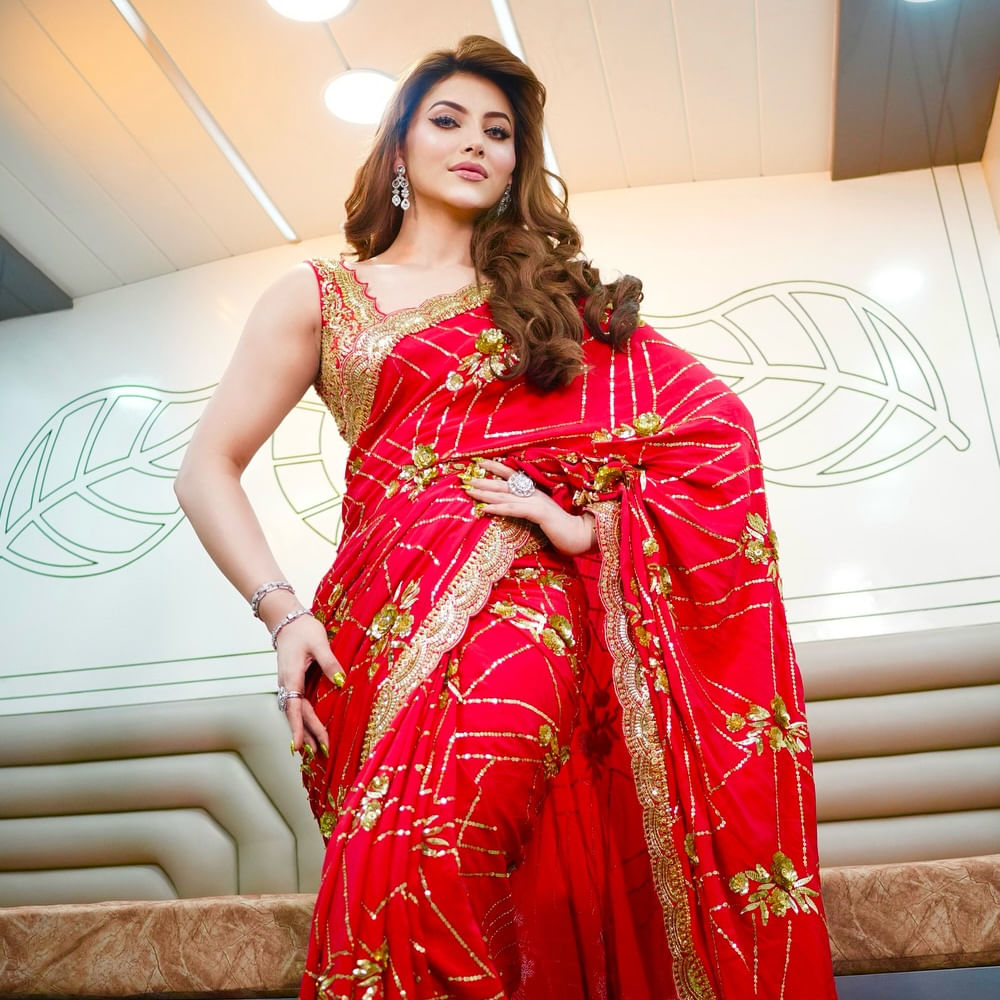 అందుకే ఈ బ్యూటీ చేసే కామంట్స్ ఇప్పుడు ఇక్కడ కూడా రచ్చ రచ్చ అవుతున్నాయి. ఎప్పుడూ ఏదో ఒక వార్తతో న్యూస్‌ హెడ్‌లైన్స్‌లో ఫ్లాష్ అవుతుంటారు ఊర్వశీ. 