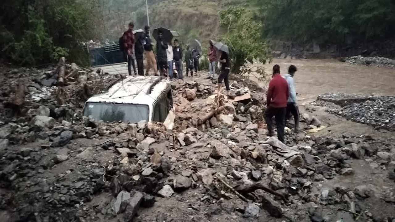 Watch: ఉత్తరాఖండ్‌లో వర్ష బీభత్సం..ఈదురు గాలులు, వడగాళ్లకు విరిగిపడ్డ కొండచరియలు..