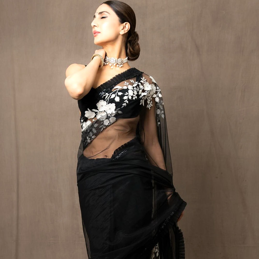 ఈ చిత్రంలో సుశాంత్ సింగ్ రాజ్‌పుత్, పరిణీతి చోప్రాతో కలిసి నటించింది. ఈ సినిమాలో ఆమె పాత్రకు  ఫిల్మ్‌ఫేర్ ఉత్తమ నటి అరంగేట్రం అవార్డు అందుకుంది. ఆతర్వాత ఈ చిన్నదానికి వరుసగా అవకాశాలు క్యూ కట్టాయి. 