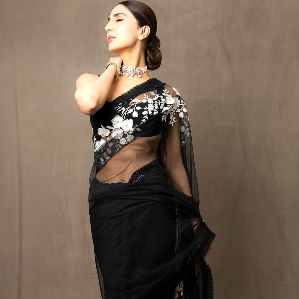 ఈ చిత్రంలో సుశాంత్ సింగ్ రాజ్పుత్, పరిణీతి చోప్రాతో కలిసి నటించింది. ఈ సినిమాలో ఆమె పాత్రకు ఫిల్మ్ఫేర్ ఉత్తమ నటి అరంగేట్రం అవార్డు అందుకుంది. ఆతర్వాత ఈ చిన్నదానికి వరుసగా అవకాశాలు క్యూ కట్టాయి.