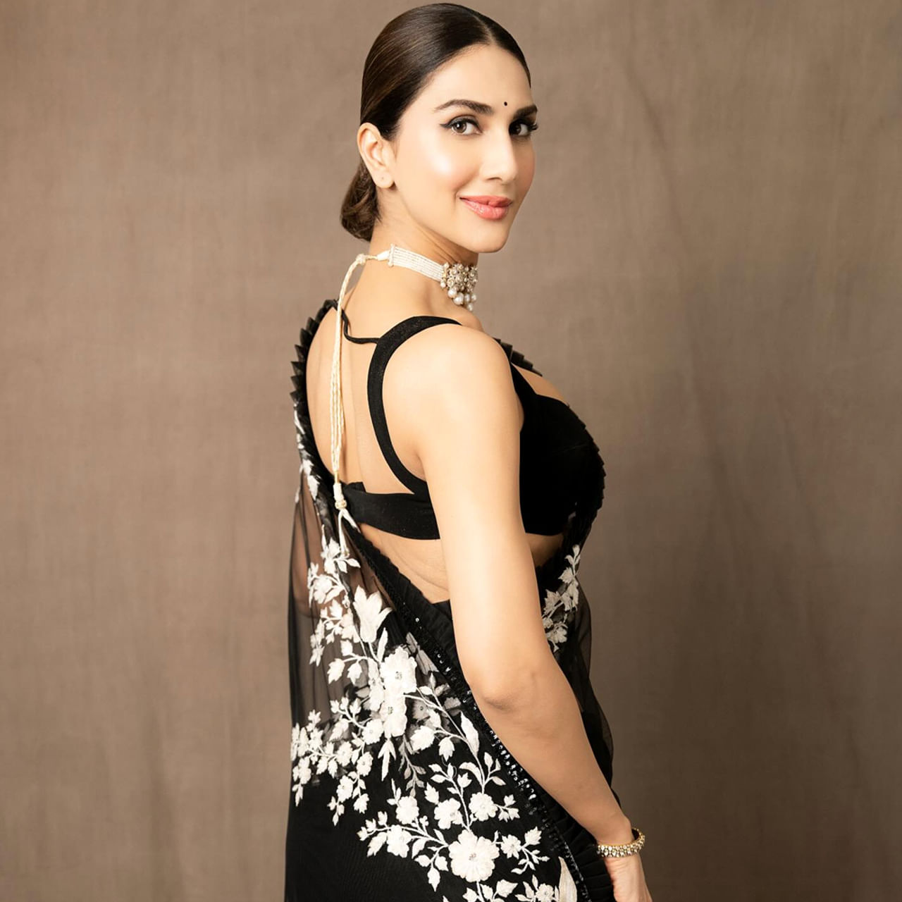 వాణీ కపూర్.. ఈ ముద్దుగుమ్మ టాలీవుడ్ ప్రేక్షకులకు సుపరిచితురాలే.. నాని హీరోగా నటించిన ఆహా కళ్యాణం అనే సినిమాలో నటించింది ఈ చిన్నది. కానీ ఆ సినిమా అంతగా ప్రేక్షకులను ఆకట్టుకోలేదు. కాగా ఎక్కువగా హిందీ చిత్రాల్లో నటిస్తుంది.