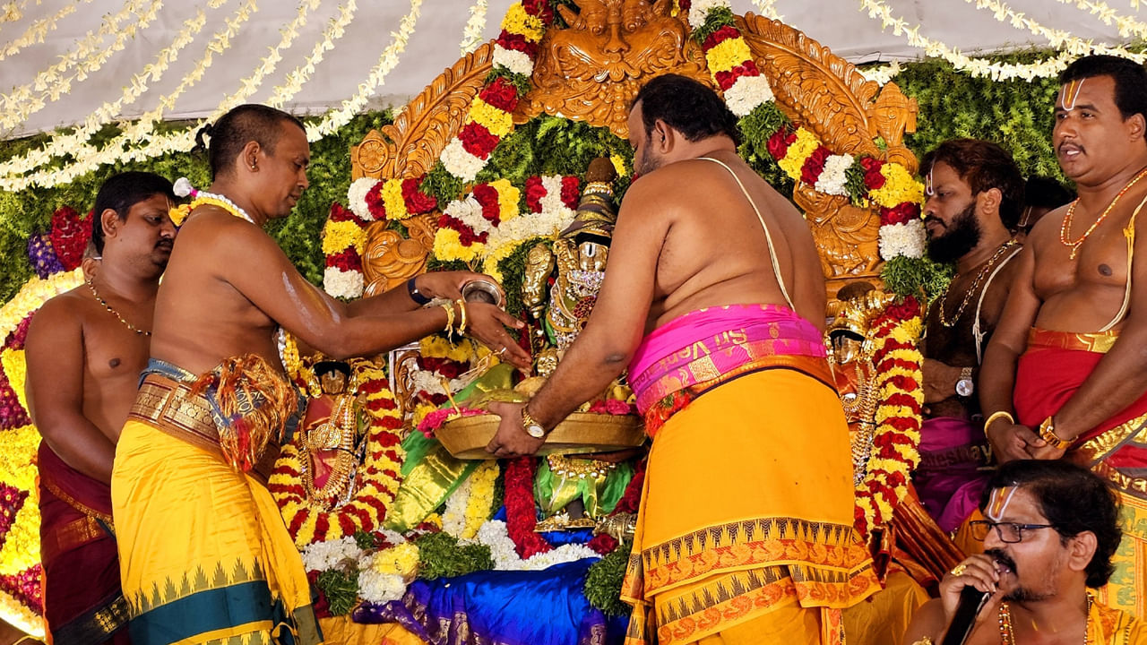 తొలిరోజు అంకురార్పణ జరగగా రెండవ రోజు మధ్యాహ్నం నిర్వహించిన స్వామివారి రథోత్సవానికి వేలాదిమంది భక్తులు తరలివచ్చారు. రథం లాగుతున్నంతసేపు వాడపల్లి గోవింద నామస్మరనతో మారుమోగింది.
