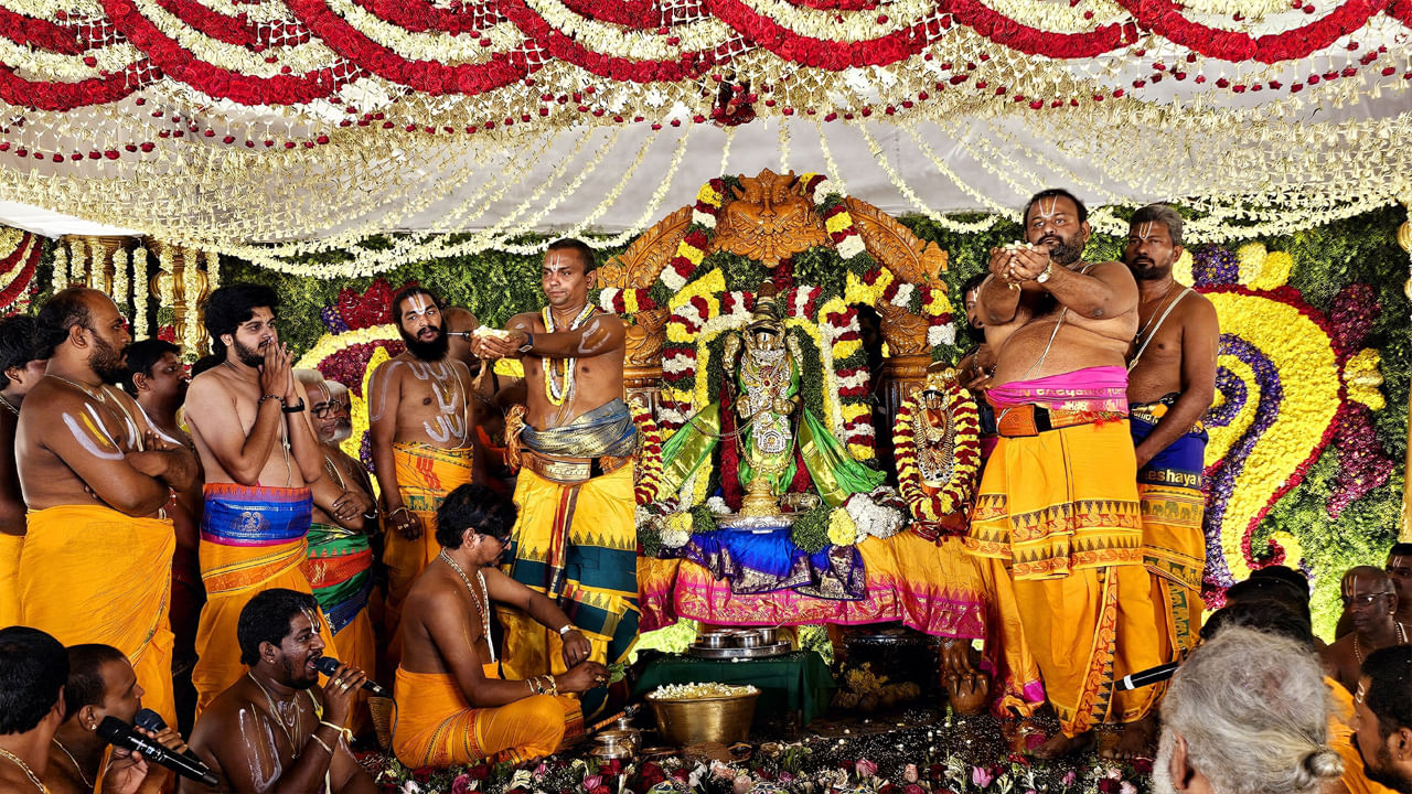 కోనసీమ తిరుమల వాడపల్లి శ్రీ దేవి భూదేవి సమేత వెంకటేశ్వర స్వామి వారి దివ్య కళ్యాణోత్సవ సంబరాలు అంబరానంటుతున్నాయి. ఈ నెల 7వ తేదీ నుంచి 13వ తేదీ వరకు జరుగుతున్న ఈ దివ్య కళ్యాణ మహోత్సవాల్లో వేలాది మంది భక్తులు పాల్గొని ఆనంద పరవశంతో మంత్రముగ్ధులవుతున్నారు.