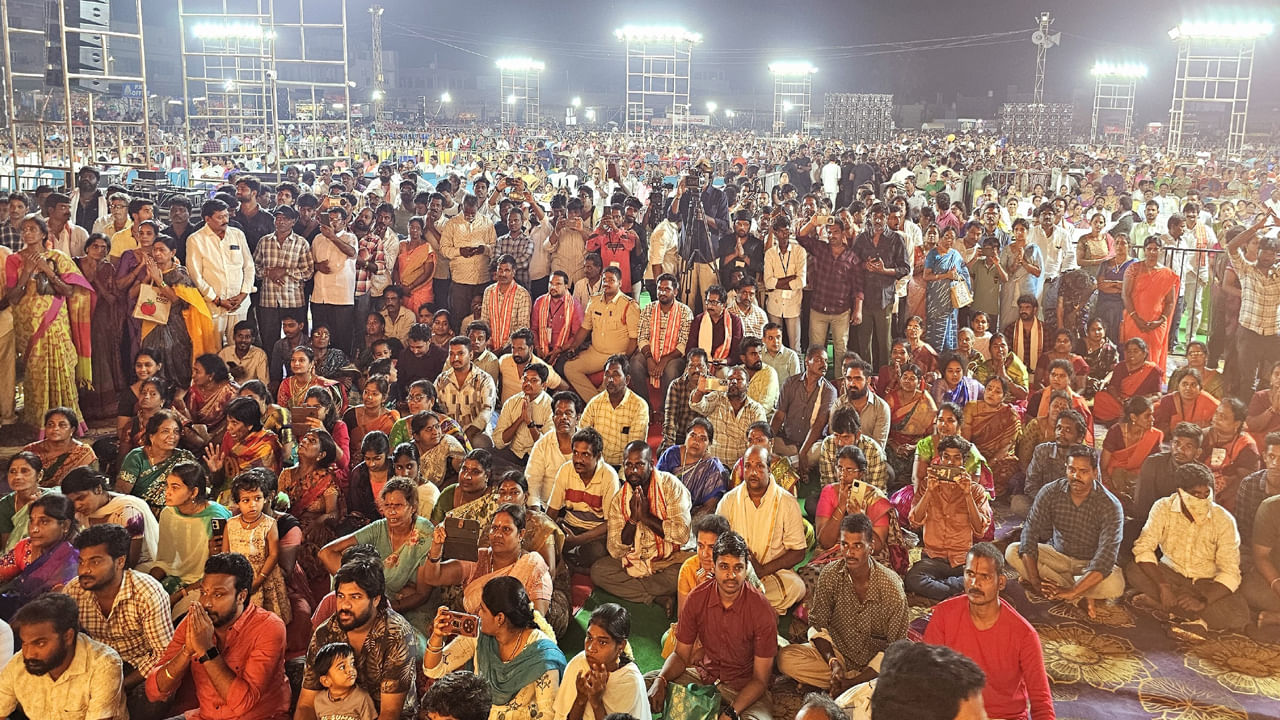 వాడపల్లిలో రథోత్సవం సందర్భంగా రధాన్ని లాగేందుకు, రథోత్సవం తిలకించేందుకు భక్తులు ఎంతో ఆసక్తి చూపారు. రాత్రి జరిగిన స్వామి వారి దివ్య కళ్యాణానికి పెద్ద ఎత్తున విఐపి లతోపాటు వేల మంది భక్తులు పాల్గొని స్వామివారి కల్యాణాన్ని తిలకించి భక్తిపారవశ్యంలో మునిగితేలారు. 
