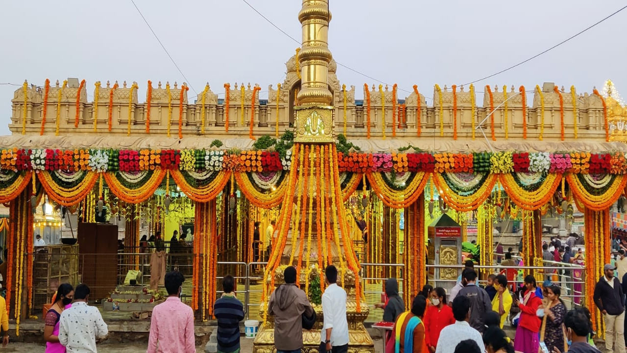 ఏడు శనివారాలు దర్శించుకొని, పదకొండు ప్రదక్షణలు చేసిన భక్తుల కోరికలు స్వామి వారు నెరవేరుస్తారని భక్తులు నమ్మకం. కనుక ఈ ఆలయంలో శనివారం రోజున భక్తుల రద్దీ ఎక్కువగా ఉంటుంది. ఎర్ర చందన కొయ్యలో వెలసిన 'స్వయంభూ' క్షేత్రం 'వాడపల్లి శ్రీ వెంకటేశ్వర స్వామి' వారి దేవస్థానం, శ్రీ వెంకటేశ్వర స్వామి వారిని 'కళ్యాణ వేంకటేశ్వరుడు' అని కూడా పిలుస్తారు. 