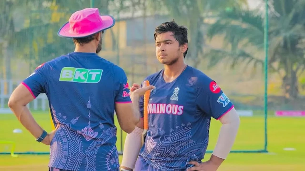 జైపూర్లోని సవాయ్ మాన్సింగ్ స్టేడియంలో జరుగుతున్న ఈ మ్యాచ్లో రియాన్ పరాగ్ రాజస్థాన్ జట్టుకు నాయకత్వం వహిస్తున్నాడు. ఈ మ్యాచ్లో రియాన్ టాస్ గెలవలేకపోయినప్పటికీ, వైభవ్ సూర్యవంశీ ప్లేయింగ్ 11లో ఉంటాడని నిర్ధారించిన వెంటనే ఐపీఎల్లో అరంగేట్రం చేసిన అతి పిన్న వయస్కుడిగా నిలిచాడు.