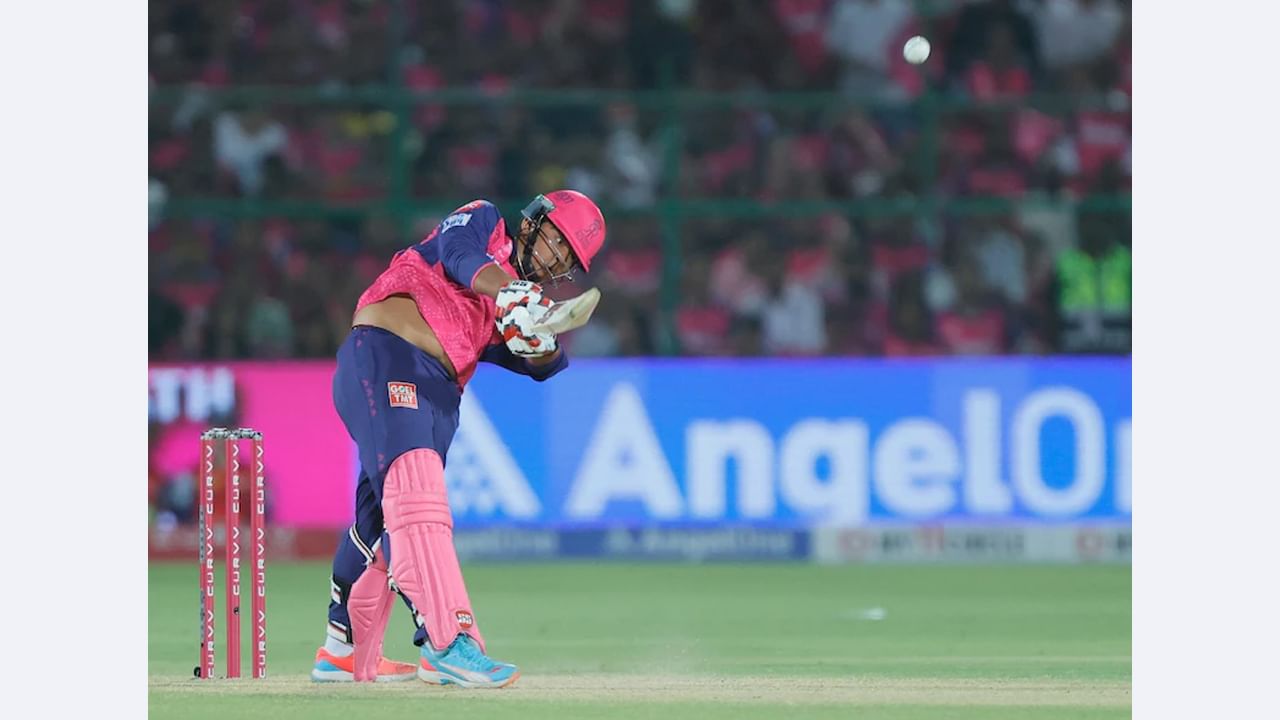 ఇండియన్ ప్రీమియర్ లీగ్లో రాజస్థాన్ రాయల్స్ బ్యాట్స్మన్ వైభవ్ సూర్యవంశీ తన మొదటి బంతికే సిక్స్ కొట్టి లీగ్ చరిత్రలో అతి పిన్న వయస్కుడైన అరంగేట్ర ఆటగాడిగా నిలిచాడు. లక్నో సూపర్ జెయింట్స్తో జరిగిన మ్యాచ్లో ఆర్ఆర్ చేజింగ్లో తొలి ఓవర్లో శార్దూల్ ఠాకూర్ బౌలింగ్లో 14 ఏళ్ల ఈ బౌలర్ తన తొలి మ్యాచ్లో 20 బంతుల్లో 34 పరుగులు చేశాడు.