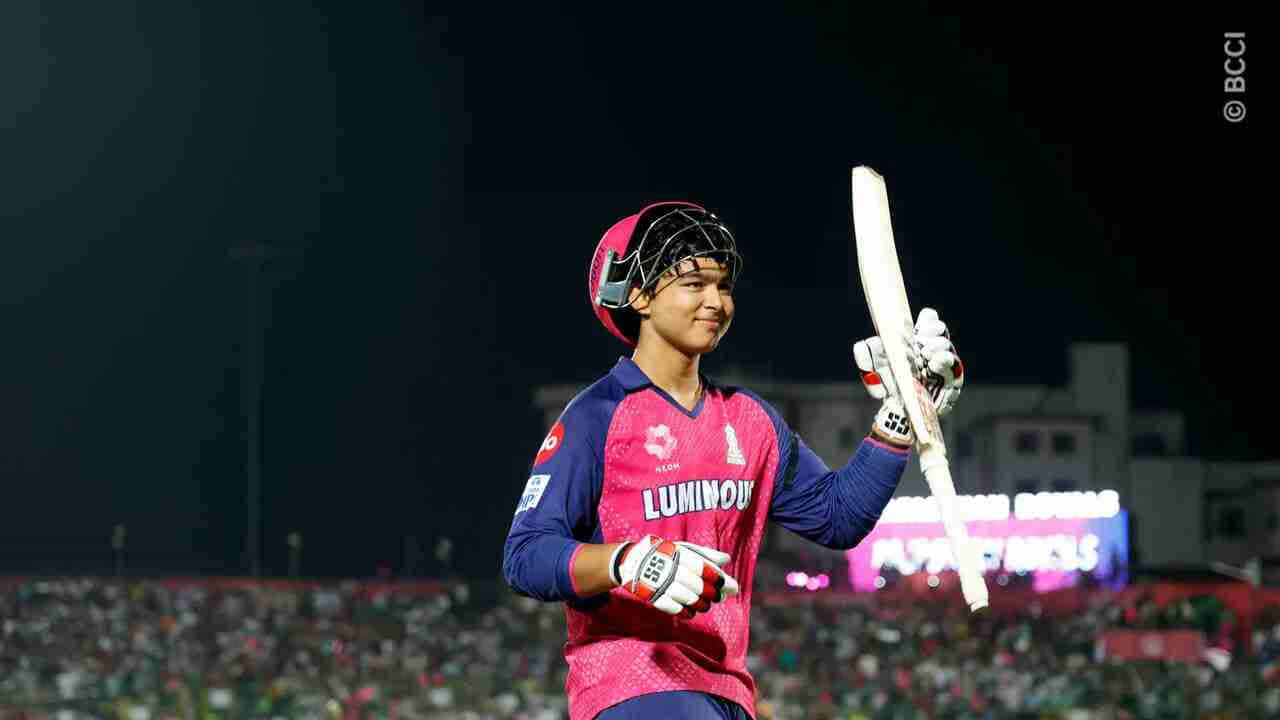 అతి చిన్న వయసులో సెంచరీ: ఐపీఎల్‌లోనే కాకుండా మొత్తం క్రికెట్ చరిత్రలో సెంచరీ చేసిన అతి పిన్న వయస్కుడైన క్రికెటర్‌గా వైభవ్ సూర్యవంశీ నిలిచాడు. ప్రొఫెషనల్ క్రికెట్‌లో, ఏ ఆటగాడు 14 సంవత్సరాల వయసులో సెంచరీ సాధించలేదు.
