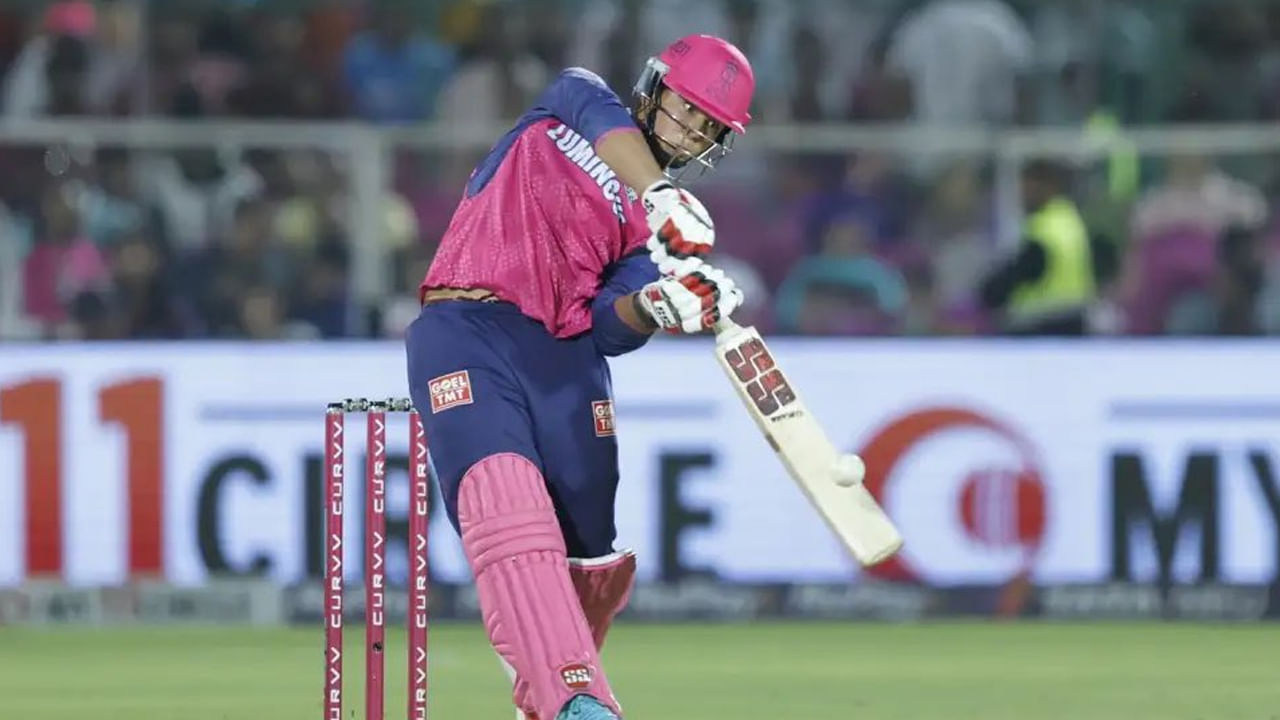 Vaibhav Suryavanshi Break 5 Records: వైభవ్ సూర్యవంశీ.. ప్రపంచం ఈ పేరును ఇప్పుడు ఎప్పటికీ మరచిపోకపోవచ్చు. కేవలం 14 సంవత్సరాల వయసున్న ఈ బుడ్డోడు ఐపీఎల్ 2025లో ఇంతటి ఘనత సాధించిందంటే నమ్మడం చాలా కష్టం. గుజరాత్ టైటాన్స్‌పై వైభవ్ సూర్యవంశీ కేవలం 35 బంతుల్లోనే సెంచరీతో చరిత్ర సృష్టించాడు. ఈ ఆటగాడు తన ఇన్నింగ్స్‌లో 11 సిక్సర్లు కొట్టాడు. అతని స్ట్రైక్ రేట్ 265 కంటే ఎక్కువ. సూర్యవంశీ తన ఇన్నింగ్స్‌లో అనేక భారీ రికార్డులను బద్దలు కొట్టాడు. వాటిని ఒకసారి పరిశీలిద్దాం..